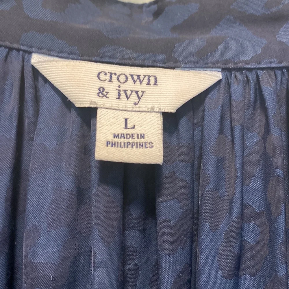 Crown & Ivy Tie Neck Peasant Top EUC